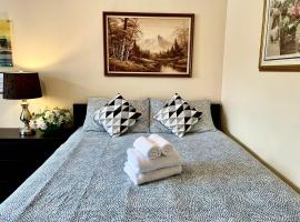 Bright&Modern Space Perfect for couple and Family Step to public transit in Toronto，位于多伦多的酒店