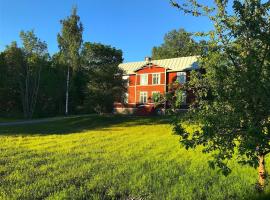 Big spacious countryhouse typical Swedish red wooden house (1h from Stockholm)，位于Malmköping的度假屋