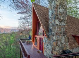 Gatlinburg Cabin With Breathtaking Views, Hot Tub, Sauna, 10 min to downtown and National Park，位于加特林堡的酒店