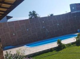 casa com piscina Barra Jacuípe，位于卡马萨里的酒店