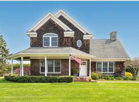 Stunning Farmhouse with Heated pool in NoFo by winery，位于Aquebogue的酒店