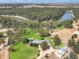 Riverlyne - Riverfront Holiday Home