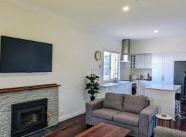 Charming Large Home: Modern Comfort and Convenience，位于Carey Park的酒店