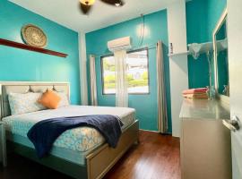 Ngermid Oasis - Vibrant 2 BD/1 BA Duplex，位于Ngermid的酒店