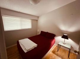 Private Cozy Room in Surrey Central，位于萨里的酒店