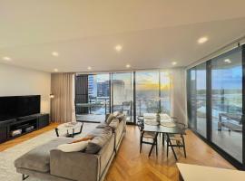 Harbour Towers, Newcastle's Luxe Apartment Stays，位于纽卡斯尔Wests - Mayfield附近的酒店