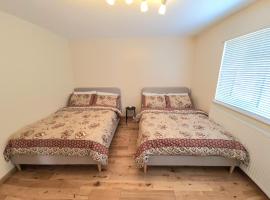 London Luxury 2 Bedroom Flat Sleeps 8 free parking，位于East Barnet特伦特探险公园附近的酒店