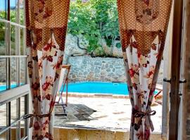 Villa Festina Lente - cosy & authentic villa with private heated pool，位于多布林吉的酒店