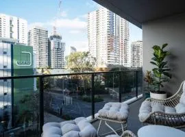 Brand-new central apartment w pool, gym and more