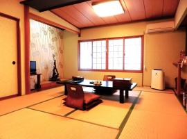 天龙庄日式旅馆，位于Ōtaki养老溪谷自然公园附近的酒店