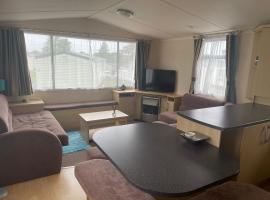 Swift Holiday Caravan Rockley Park，位于Lytchett Minster的酒店