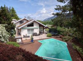 Large villa with pool and views, closeby Annecy lake，位于阿尔戈奈的酒店