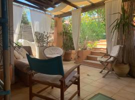 Villasimius villetta a 300 mt dalla spiaggia Via Libeccio n 67，位于维拉西米乌斯的酒店