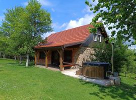 Holiday Home "Sleme" with jacuzzi, big garden and arbor with fireplace，位于Skrad的乡村别墅