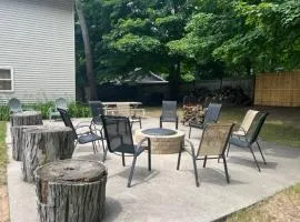 Frances Cottage - Walking distance to downtown Saugatuck! Large backyard!