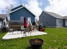 Blue Haven Lake House - pet friendly- Close to beach and downtown South Haven