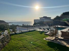 Luxury villa sea view with pool，位于古穆斯卢克的乡村别墅