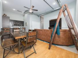 Central Lofts condo- year round pool- hot tub- close to beach，位于南黑文的酒店