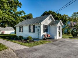 Charming Kennebunk Studio Cottage with Beach Access，位于肯纳邦克的酒店