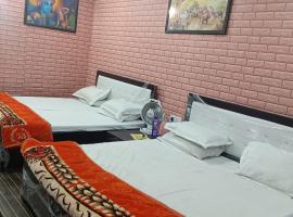 Somnath Dham，位于范兰德凡的带按摩浴缸的酒店