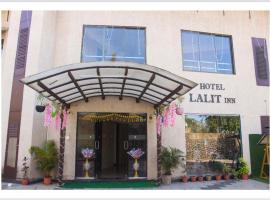 Hotel Lalit inn By Royalstay，位于罗纳瓦拉的酒店