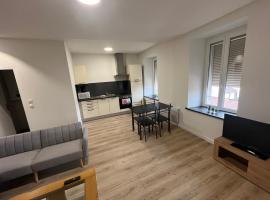 Appartement centre-ville de Lure droit，位于吕尔的酒店