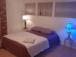 Beautiful Spacious Twin Room Set for Family or Groups upto 6 Adults Near Guildford Mall G4