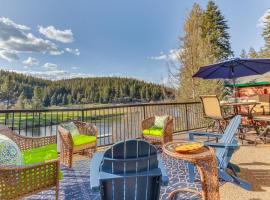 Lakefront Coeur dAlene Home with Deck and Shared Dock，位于科达伦的乡村别墅