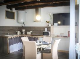 Appartement lumineux de 35m² en centre-ville，位于吕费克的酒店