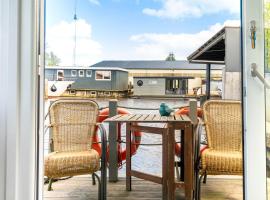 Charming and cozy Houseboat near Giethoorn，位于兹瓦茨勒伊斯的酒店