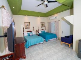 Villa Suites in Runaway Bay，位于拉纳韦贝的酒店