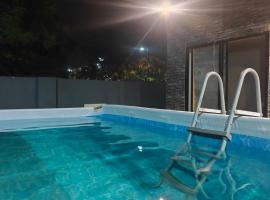 Ultra Luxurious 4BHK Villa with Swimming Pool, Jacuzzi & Pool Table，位于印多尔的酒店