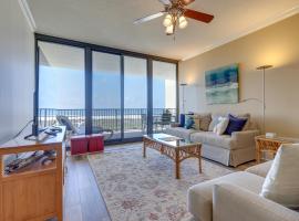 Beachfront Dauphin Island Condo with 2 Pools and Sauna，位于多芬岛的酒店