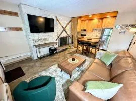 Winter Haus, Winter Park 2 bedrooms corner unit w outdoor patio walking distance to the Center of town