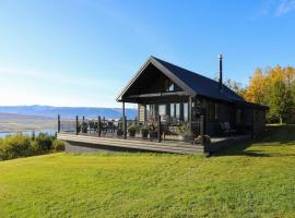 Charming Cabin close to Akureyri，位于Halllandsnes的木屋