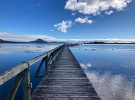 Kiwi cabin with geothermal pool by lake Taupo，位于图朗伊的酒店