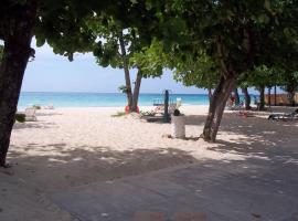 Studio Apt on 7 Mile Beach at Negril Beach Club，位于尼格瑞尔的酒店