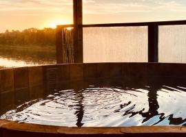 Cozy Cabin with Large Cedar Hot Tub，位于Chelmsford的木屋