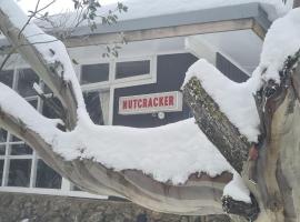 Nutcracker Ski Club，位于布勒山的山林小屋