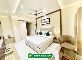 HOTEL VEDANGAM INN ! VARANASI - Forɘigner's Choice ! fully Air-Conditioned hotel with Parking availability, near Kashi Vishwanath Temple, and Ganga ghat 2，位于瓦拉纳西的家庭/亲子酒店