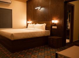 Poojaris Nirantara - Mysuru，位于Hampāpura的带停车场的酒店