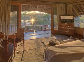 Finch Hattons Luxury Tented Camp，位于Tsavo的豪华帐篷