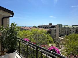 Apartment with the sea view，位于圣君士坦丁和海伦那的酒店