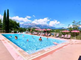 Camping Le Couriou - Maeva，位于Recoubeau的酒店