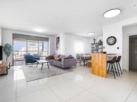 Ashdod Luxe Escape Spacious, Stylish, with Mamád，位于阿什杜德的酒店
