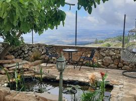 Self-Contained Garden apartment with Galilee sea & mountains view 2，位于萨法德的公寓