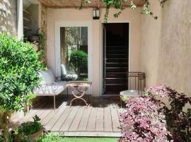 La magnanerie colorée. (5 personnes, 3 chambres)，位于Ancône的酒店