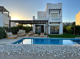 El Gouna Cyan Villa with pool n lagoon by BFG Beit Fel Gouna，位于赫尔格达的别墅