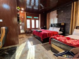 Gayatri Niwas - Luxury Private room with Ensuit Bathroom - Lake View and Mountain View，位于奈尼塔尔的住宿加早餐旅馆