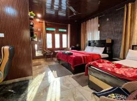 Gayatri Niwas - Luxury Private room with Ensuit Bathroom - Lake View and Mountain View